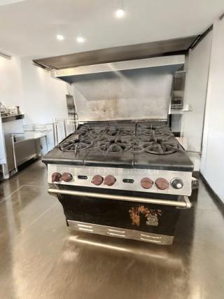 Imperial IR-6 gas range, 6 burners with oven base, in great condition. Natural gas, fully tested, some wear on the front.