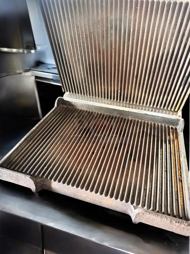 INCO EPG-1C Single Panini Grill, superb condition, ribbed plates, commercial countertop model, 120V, fully tested and working.