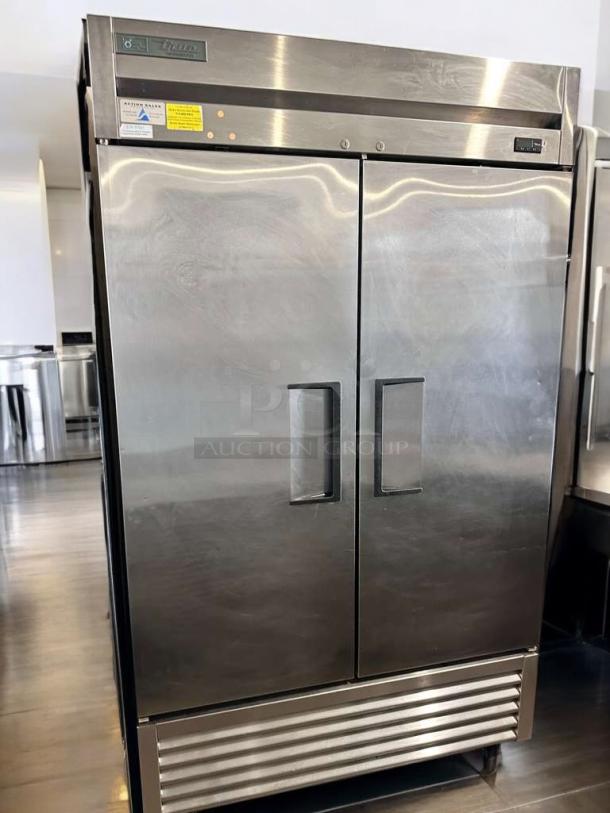 True T-43-HC two-door refrigerator in superb condition, stainless steel, 115V, by True Manufacturing Co. Inc. Fully tested, working.