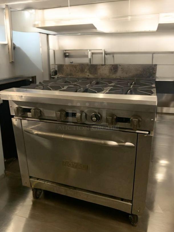Immaculate Royal RR-6 gas range with 6 burners and standard oven. Metal body, fully tested, working, natural gas.