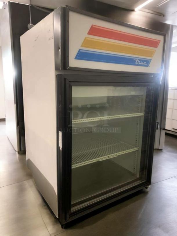 True GDM-05-LD glass door merchandiser in pristine condition. Features glass door, internal shelving, 115V, fully tested, functional.