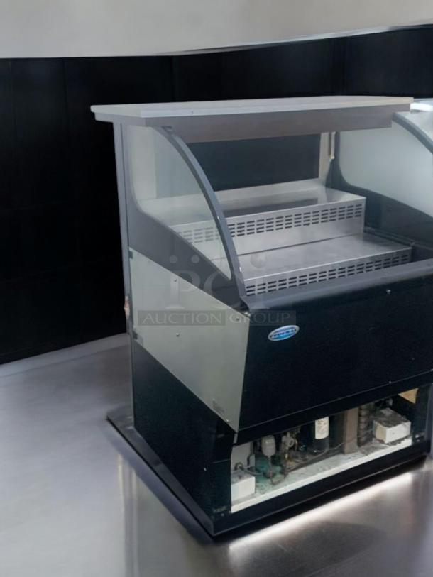 Immaculate Federal Industries refrigerated bakery/deli display case with curved glass, fully tested, working condition.