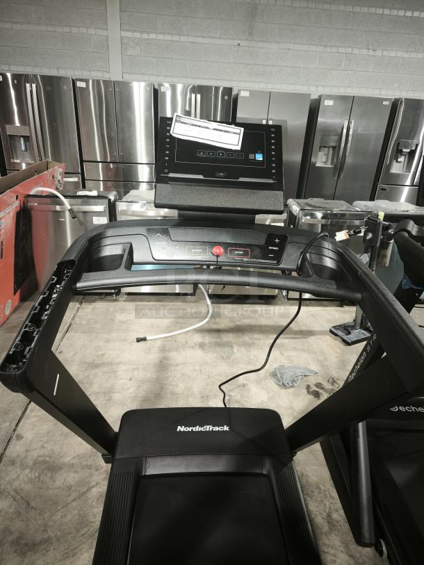 Brand new French Fitness T600 treadmill with a 7" blue LCD screen, model FF-T600, in pristine condition.