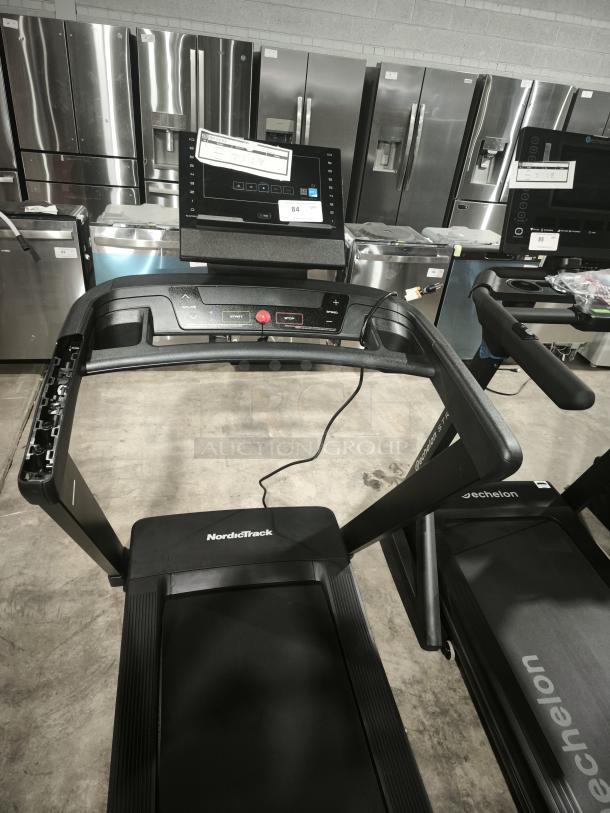 Brand new French Fitness T600 treadmill with 7" blue LCD screen, model FF-T600. Excellent condition, ideal for home gyms.