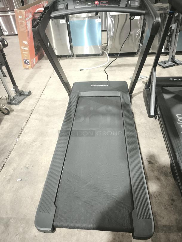 Brand new French Fitness T600 treadmill, features 7" Blue LCD screen. Excellent condition, heavy-duty frame, spacious belt.