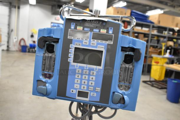 Alaris Signature Edition Infusion System on casters, featuring dual display screens and keypad. Appears in used condition.
