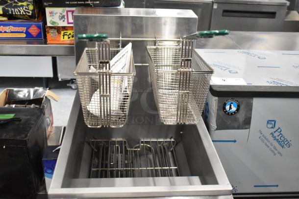Avantco 177EF40B Stainless Steel 40 lb. Electric Fryer with 2 metal baskets, 208V, brand new, minor scratches.