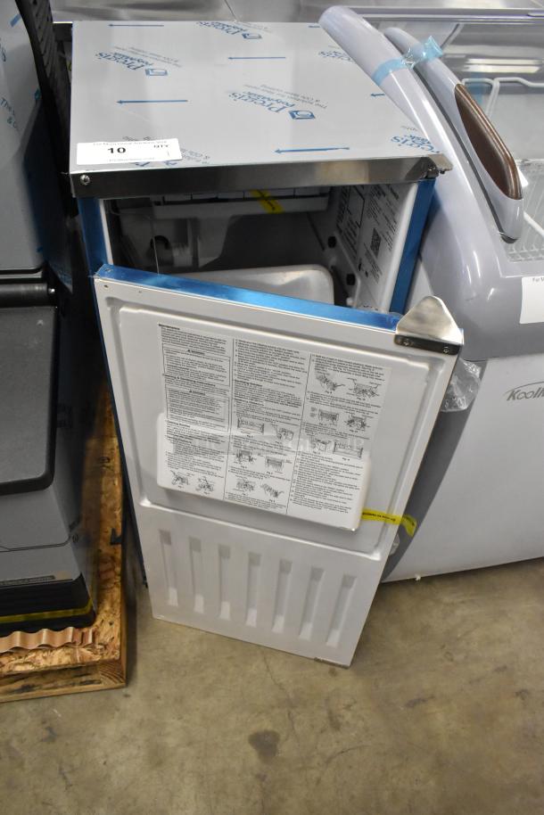 BRAND NEW Hoshizaki AM-50BAK stainless steel ice machine, 27 lb. bin, 54 lb. capacity. Scratch and dent condition.