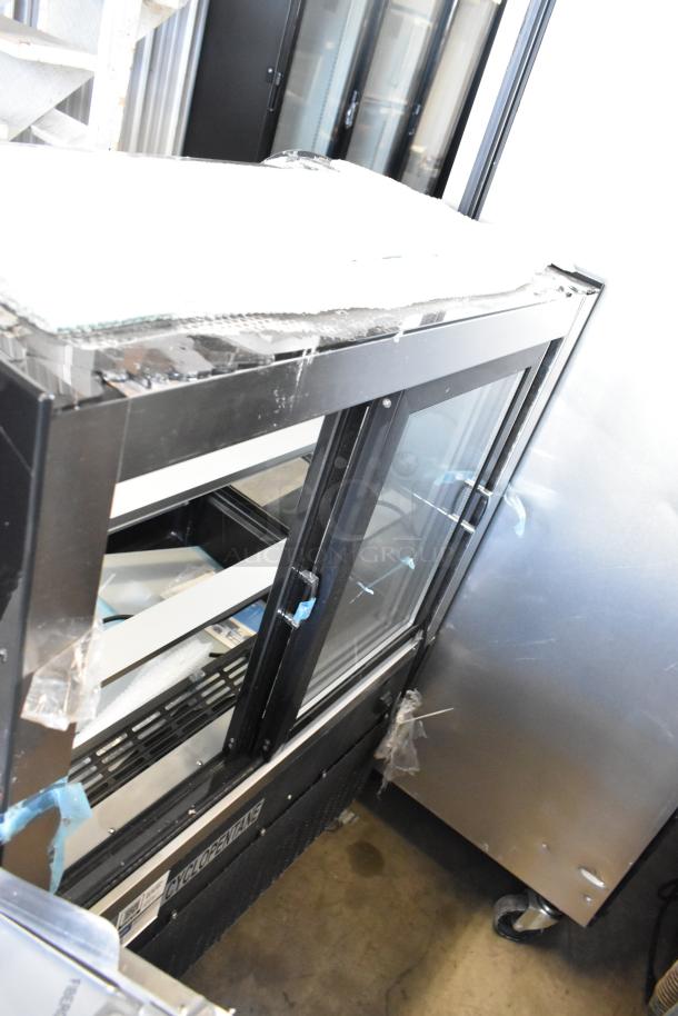 Brand new Avantco 193BCD36B 36" curved glass black bakery display case. Notable glass damage. 115V, 1 Phase.