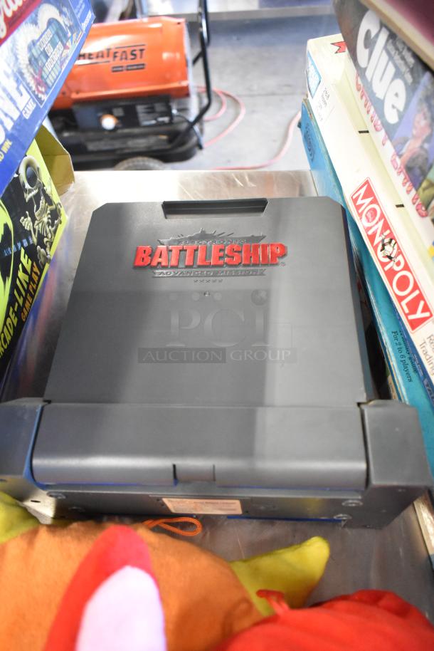 Tier lot featuring board games and books, including "Electronic Battleship," "Clue," and "Monopoly." Condition varies.