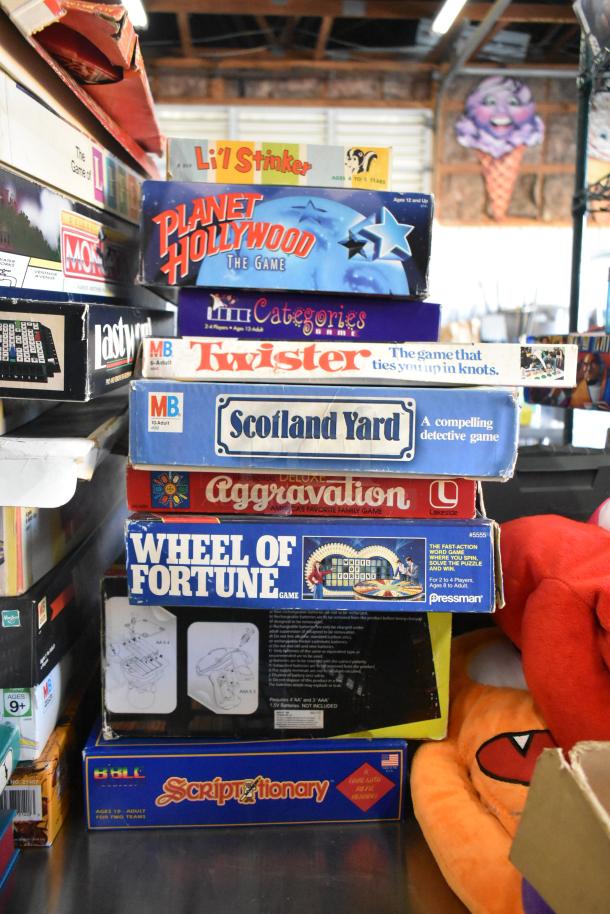 Tier lot of board games and books including Twister, Scotland Yard, Wheel of Fortune, in varied condition.