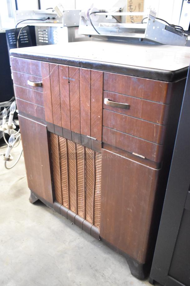 Victrola RCA Victor 67V1 wood-patterned counter with record player. Features vintage design, sturdy condition, visible wear.
