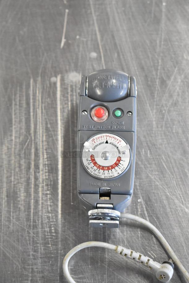 Vintage Honeywell Tilt-a-mite gauge, tested buttons, settings dial, "Made in Japan" marking, good condition.