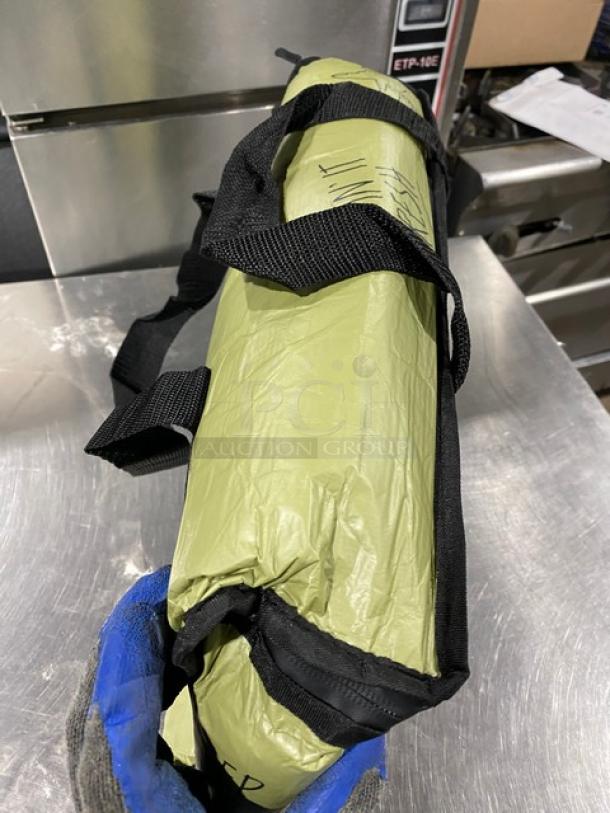 Green insulated fast food delivery bag in new condition, features durable straps, ideal for maintaining meal temperature.