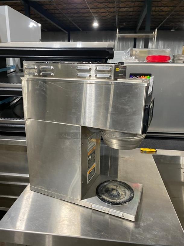 Bunn Commercial Stainless Steel Coffee Brewer, Model CDBCP35, with 2 top warmers, 120/240V, 1 Phase, in good condition.