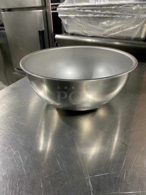 NEW Vollrath stainless steel round 3-quart kitchen bowl; commercial grade, pristine condition, reflective finish.
