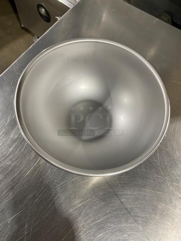 NEW Vollrath Commercial Stainless Steel 3 Quart Round Kitchen Bowl, pristine condition, ideal for professional use.