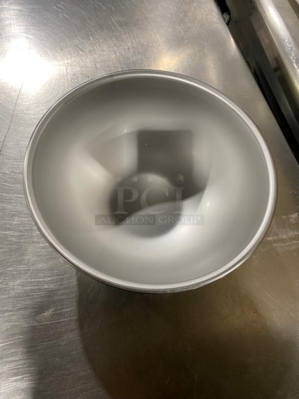 NEW Vollrath commercial stainless steel round 3-quart kitchen bowl, pristine condition, smooth finish, durable design.