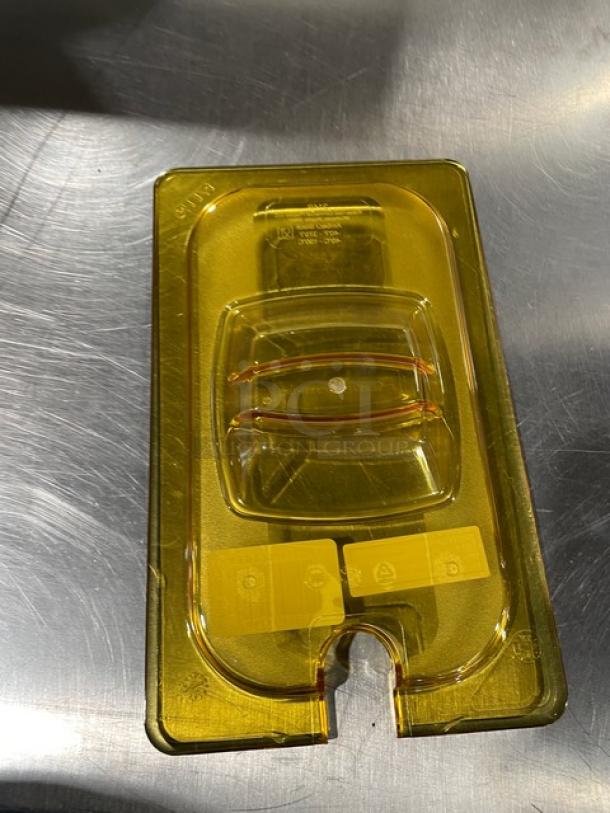 New Rubbermaid Commercial amber high heat insert pan lid, model FG214P86AMBR, notched for handles, mint condition.