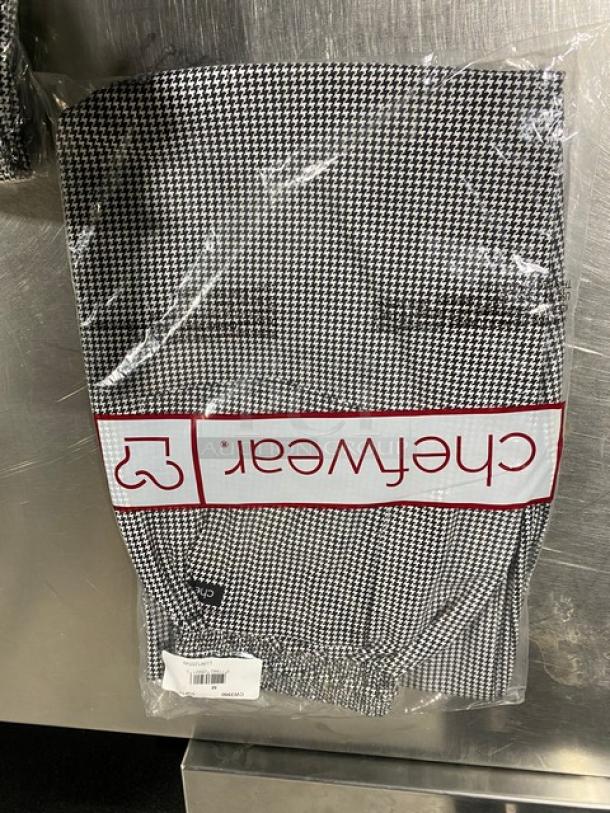 Chefwear CW11 M-size chef pants, black and white, new in packaging, commercial design, visible label and pattern.