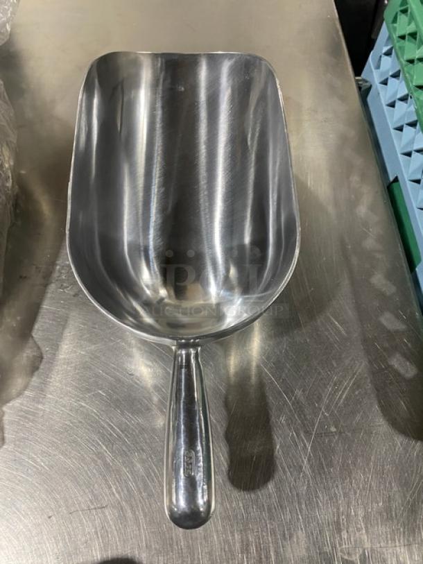 Commercial stainless steel 85 oz round ice scoop, new condition, polished finish, ergonomic handle, durable construction.