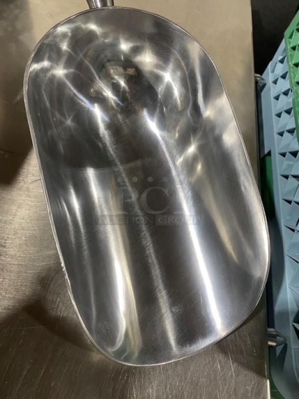 Commercial stainless steel 85 oz round ice scoop, new condition, polished finish, durable construction.