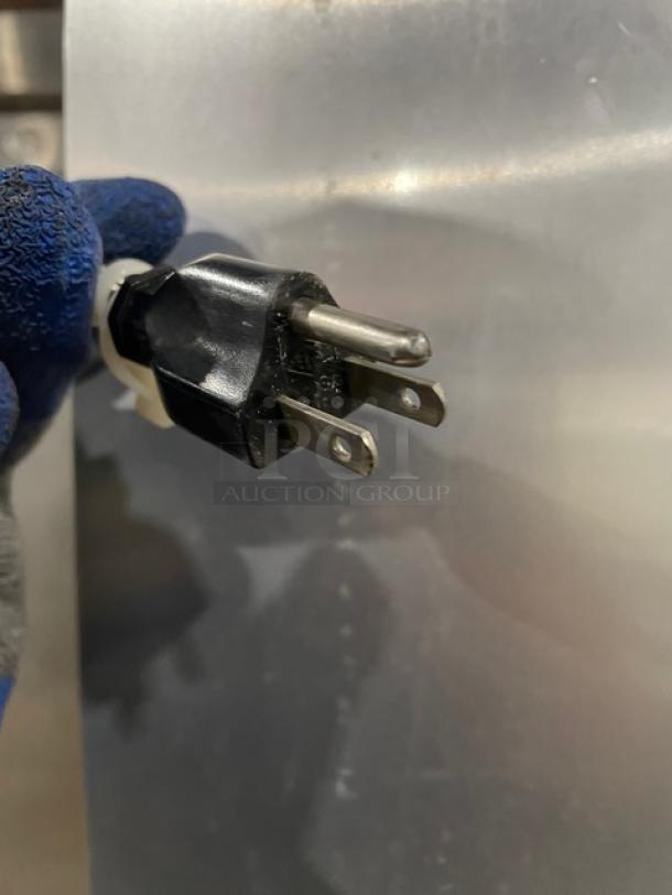 Continental DL1FE freezer power plug, 115V, shows three-prong design, indicating electrical compatibility and safety.