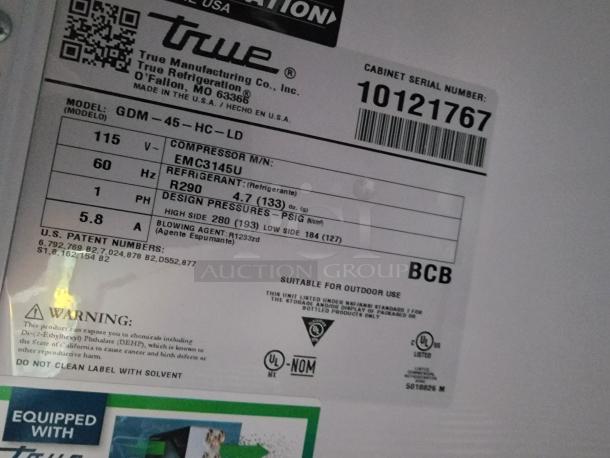 Label on True refrigeration unit shows model GDM-45-HC-LD, uses R290 refrigerant, 115V, and is suitable for outdoor use.