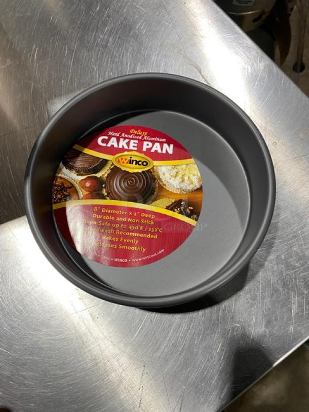 Winco 8"x2" anodized aluminum round cake pan, model HAC082. New condition with label highlighting non-stick and oven-safe features.