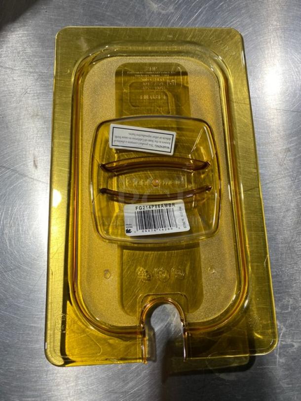 Rubbermaid Commercial Yellow Polycarbonate 1/4 Size Food Pan Cover, Model G214P86AMBR, with label and SKU visible.