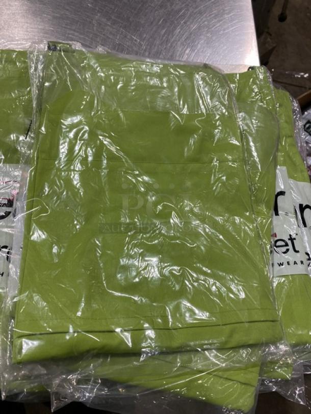 Chefwear CW1648 commercial green apron, new in packaging, one size fits all, durable fabric for bar or kitchen use.