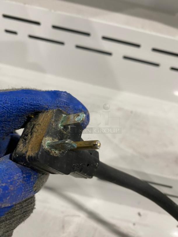 Corroded plug of McCray S32E6LED refrigerated display case, visible wear. Model: S32E-6-LED, SN: 14-36872-11, 115V, 1 Phase.