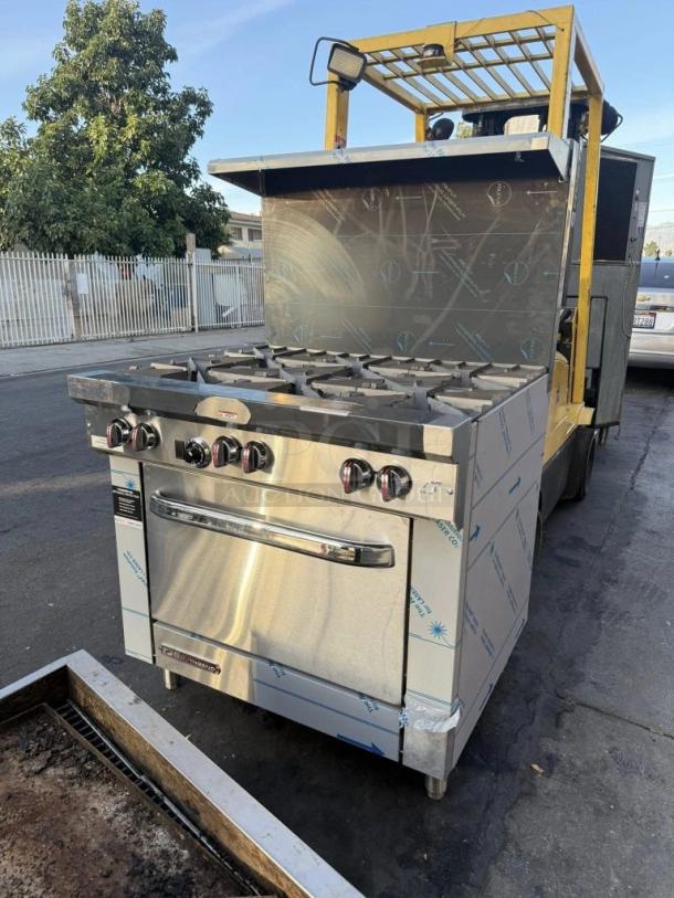 Southbend 10-burner gas range with standard oven in pristine condition. Heavy-duty commercial stove, fully tested and working.
