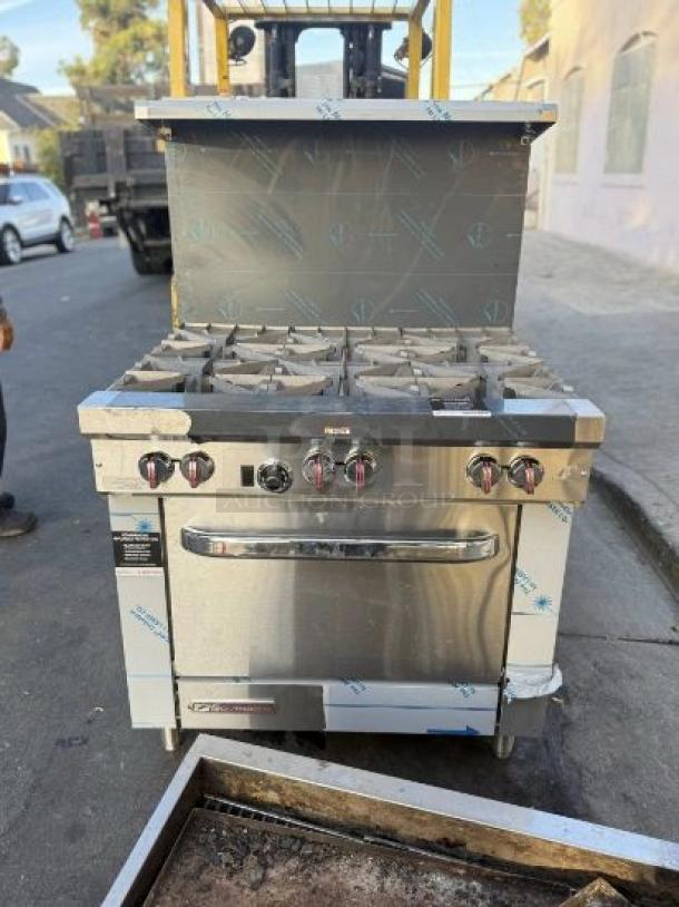Southbend 10-burner gas range with standard oven in pristine condition. Heavy-duty, tested, and fully working commercial stove.