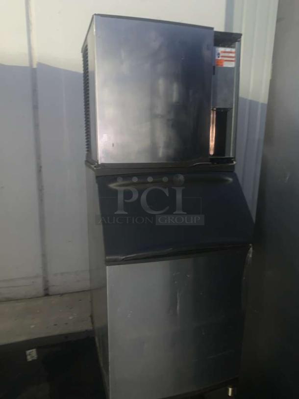Manitowoc SY0654A ice machine with bin, in prime condition, fully tested and working, stainless steel finish.