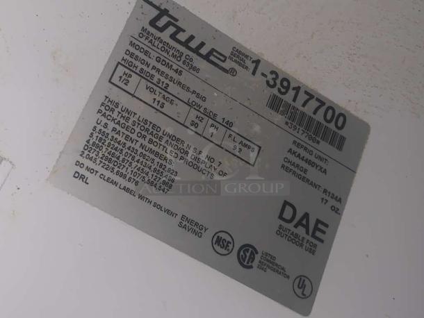 Label on True GDM-45 merchandiser features model info, voltage 115V, refrigerant R134A, and energy-saving certification.
