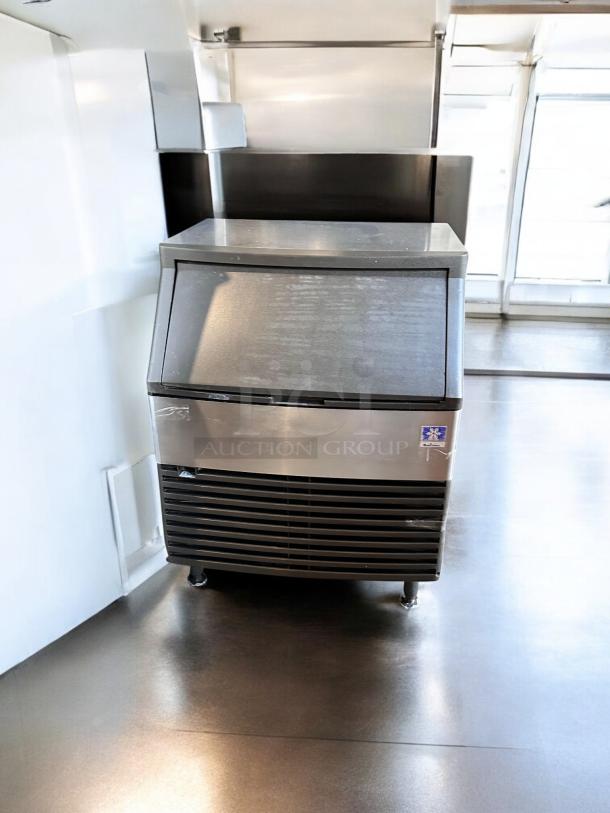 Manitowoc QD0272A undercounter ice maker in excellent condition, self-contained air-cooled, fully tested, 115V.