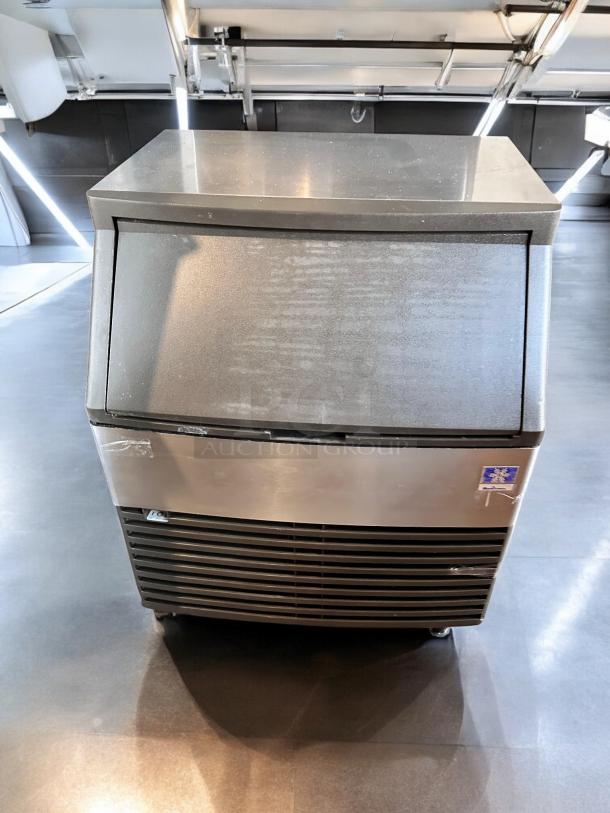 Manitowoc QD0272A undercounter ice maker in excellent condition, 115V, self-contained, air-cooled with bin, fully tested.