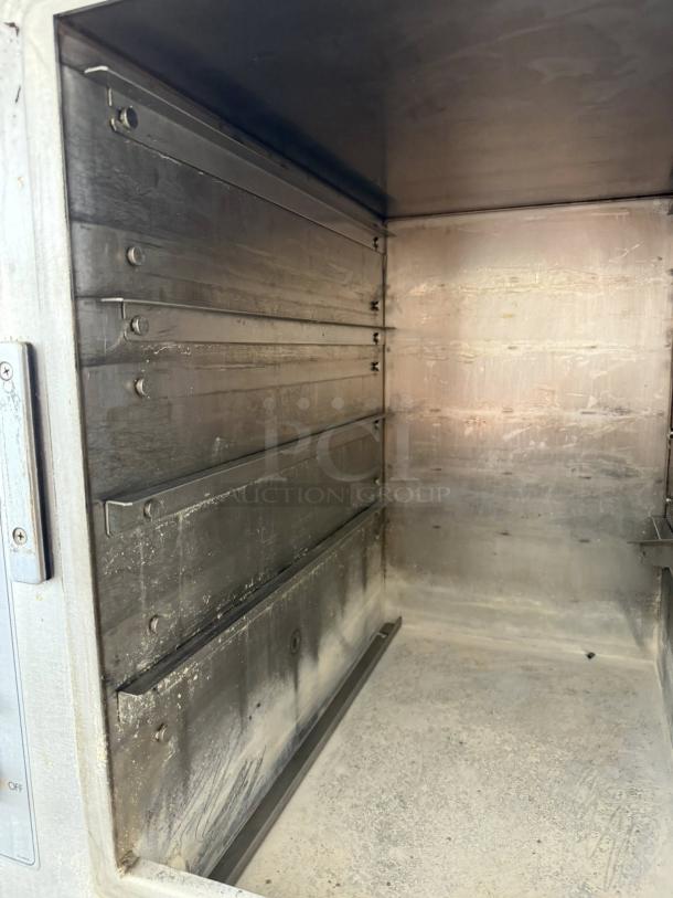 AccuTemp Steam ‘N’ Hold electric steamer interior in outstanding condition, fully tested, 208/240V, with shelving detail.