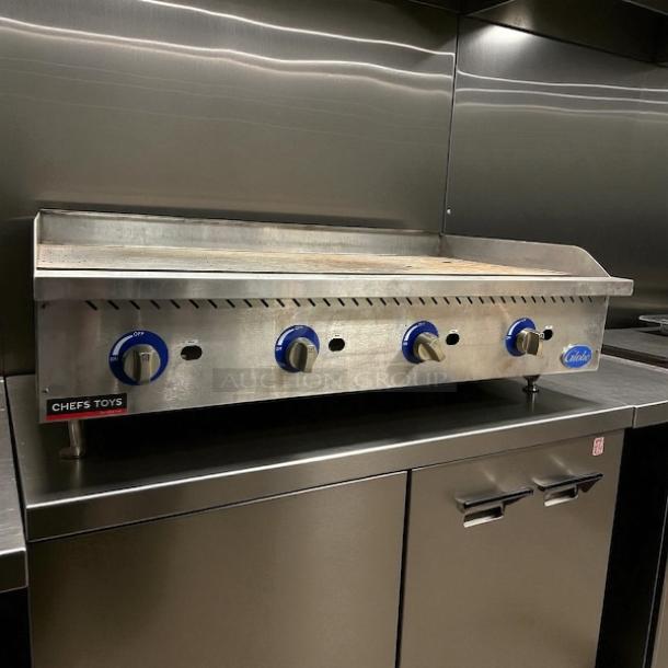 Globe GG48G 48" gas griddle with manual controls, 1" steel plate, tested working, convertible, stainless, excellent condition.