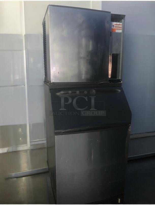 Manitowoc SY0854A ice maker with storage bin, excellent condition, 115V. Fully tested, stainless steel construction.