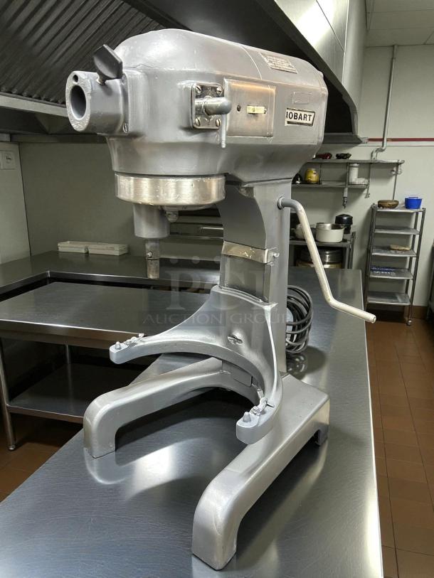 Hobart A200 20 QT dough mixer in excellent condition, single-phase 115V, tested and working, ideal for bakery or restaurant use.