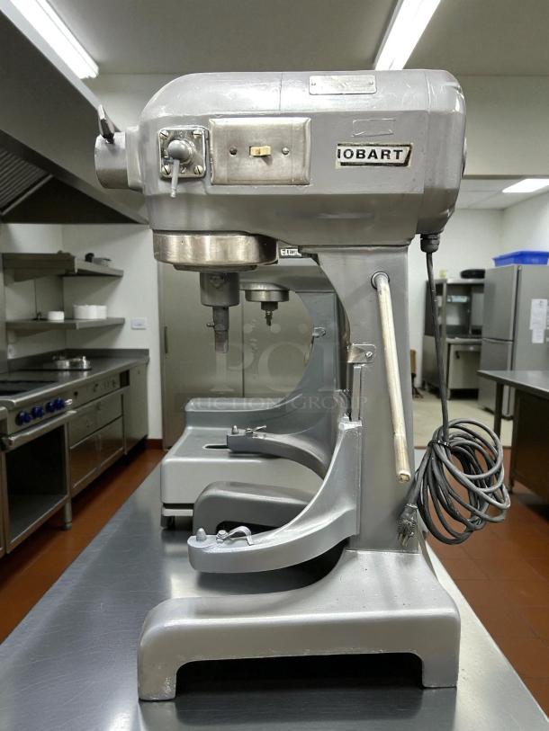 Hobart A200 20 QT Dough Mixer in excellent condition, 115V single phase, tested and working, for pizza, bakery, restaurant use.