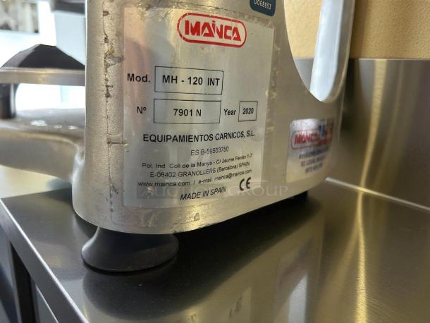 Mainca MH-120 manual hamburger patty press, in great condition. Visible label shows model MH-120, year 2020, made in Spain.