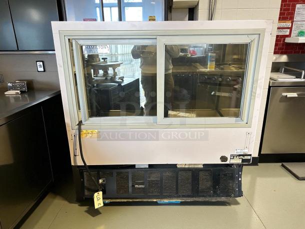 Schmidt EHD-4 refrigerated bakery display case in great condition, fully tested and working, with front glass doors.