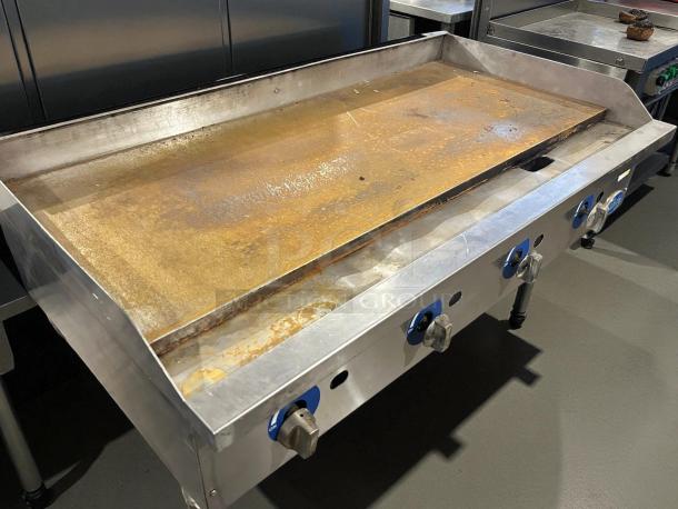 Globe GG48TG 48" gas griddle in excellent condition, featuring a 1" steel plate and thermostatic controls. Tested and working.