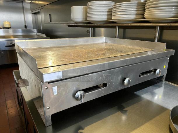 Stratus SMG36 gas griddle flat top grill in great condition. Features control knobs and side handles, tested and working.