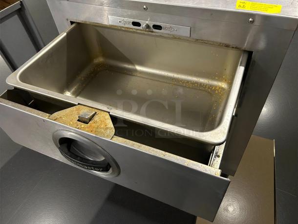 Toastmaster 3B84DT72 food warming drawer unit with two drawers, in excellent tested and working condition. Visible Crisp and Moist controls.