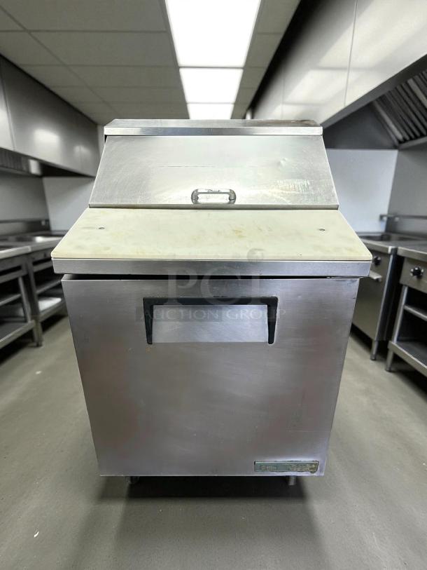 True TSSU-27-08-HC sandwich prep table in excellent condition, tested and working, with right hinged door.