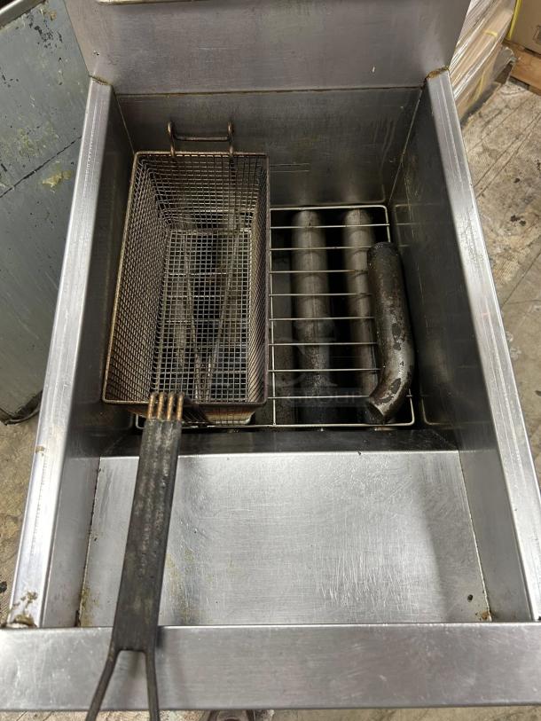 Dean SR152G gas fryer, excellent condition, 50 lb vat, floor model, liquid propane, tested and working, includes fryer basket.